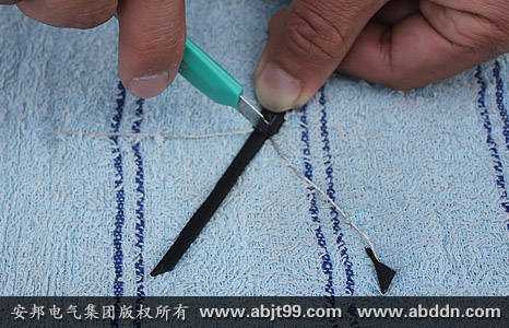 將中間多余的PTC導電塑料切除